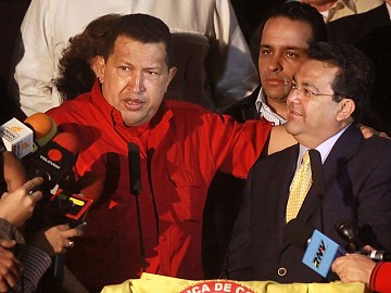 Dussán, presidente del polo Democrático, entregándole la bandera de Colombia a Chávez