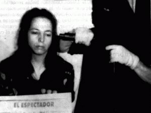 Gloria Lara de Echeverri. El secuestrador le apunta con un arma a la cabeza