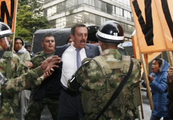 El coronel Plazas Vega, humillado, condenado injustamente, mientras los terroristas reciben impunidad