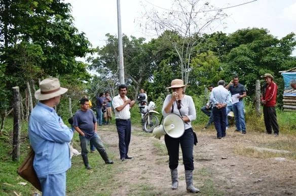 La Dra. Hilda Roldán, con el Megáfono. De sombrero, el delegado de la Procuraduría
