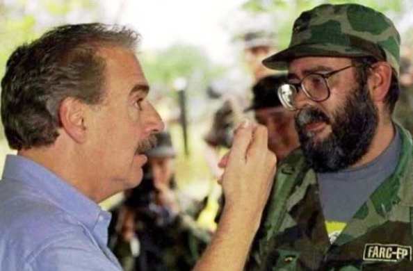 Pastrana y "Cano". Los diálogos con las FARC siempre han terminado en lo mismo