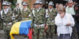 Funeral de los soldados asesinados en Arauca mientras Santos y su hijo jugaban con el ejército