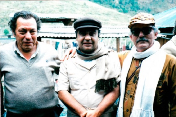 Jaime Pardo Leal en medio de Tirofijo y Jacobo Arenas