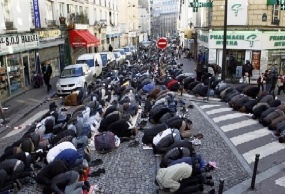 Musulmanes rezando en las calles de París