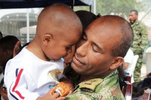 soldado con su hijo