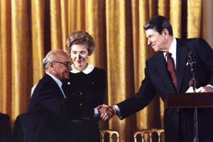 reagan y milton friedman