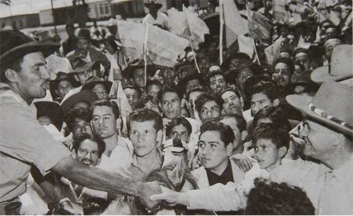 El presidente Gustavo Rojas Pinilla saludando al bandolero Guadalupe Salcedo