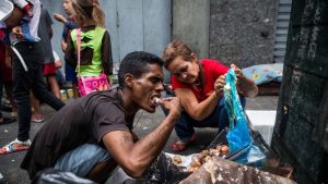 venezuela comiendo basura