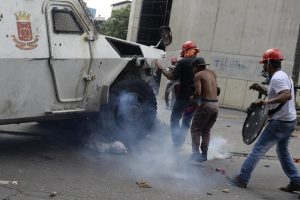 Venezuela-manifestante-envuelto-en-llamas-durante-protesta11