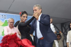 ivan duque bailando corferias