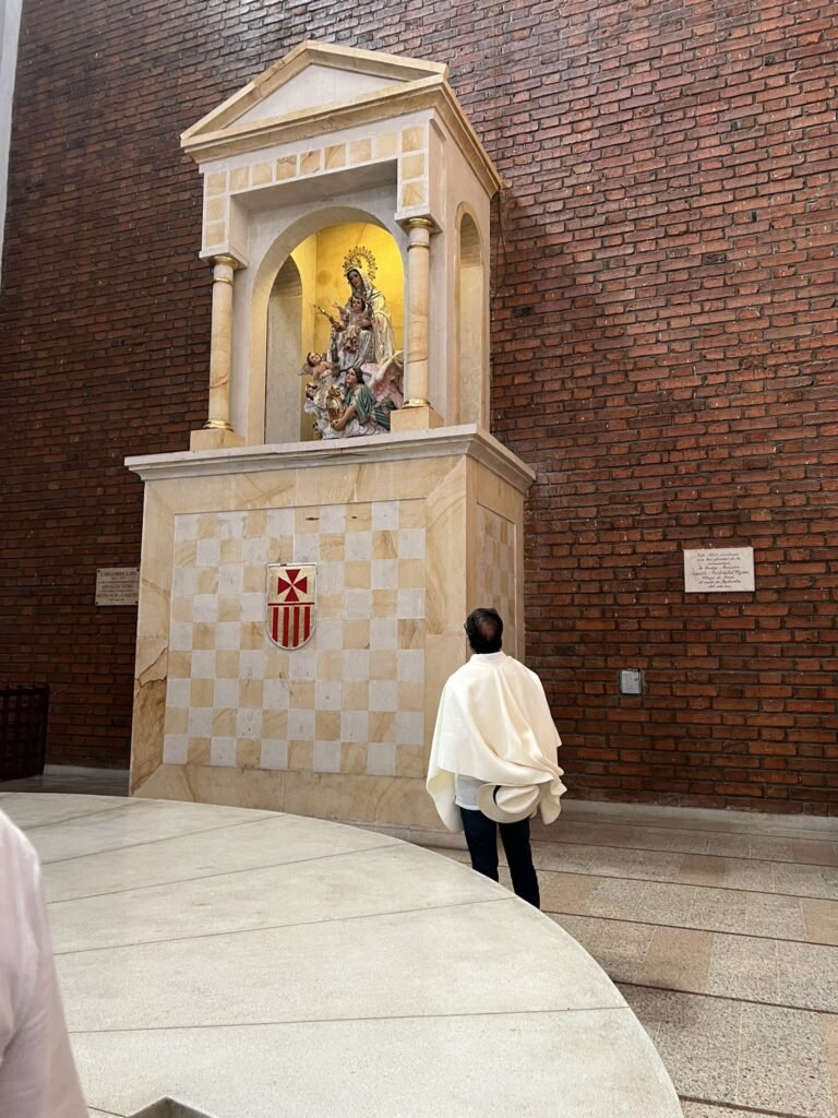 Gustavo Petro, autor de la ley, se promociona devoto de la Virgen de Chiquinquirá