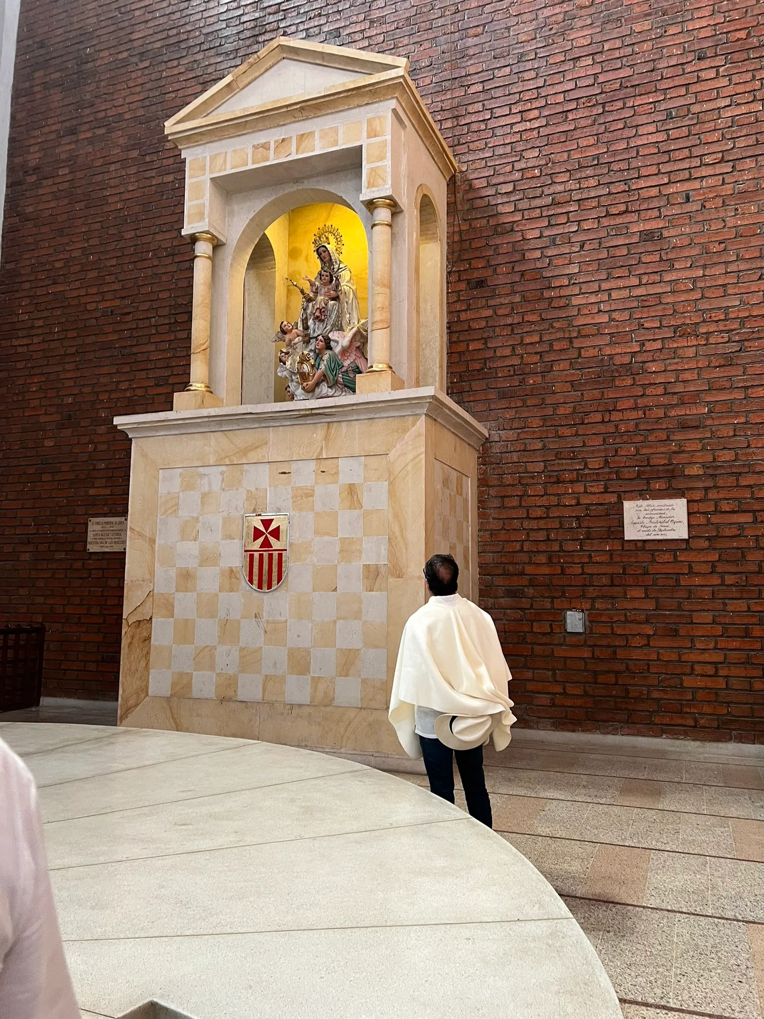 Gustavo Petro, autor de la ley, se promociona devoto de la Virgen de Chiquinquirá